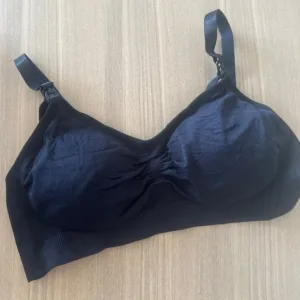 Received Nursing Bra for Breastfeeding from customer T****e.