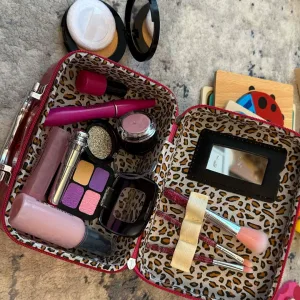 Received Kids Pretend Makeup Cosmetics Set from customer J****i.